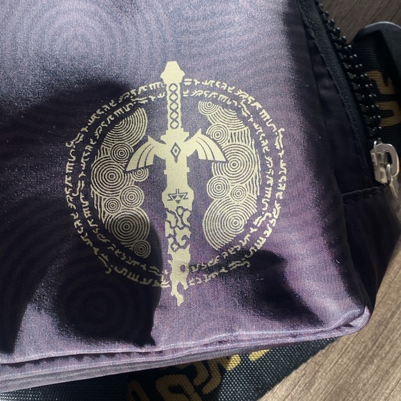 NWOT The Legend Of Zelda Tears of the Kingdom hip pack - Picture 2 of 4